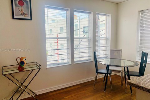 Copropriété à vendre à Miami Beach, Floride: 2 chambres, 74.32 m2 № 2016981 - photo 3