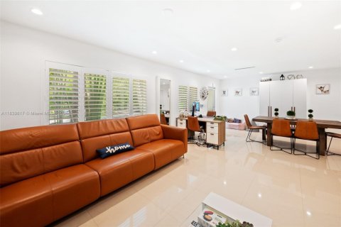 House in Miami, Florida 2 bedrooms, 101.45 sq.m. № 1830909 - photo 9