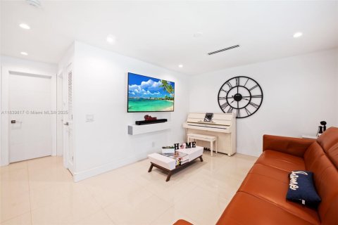 House in Miami, Florida 2 bedrooms, 101.45 sq.m. № 1830909 - photo 8