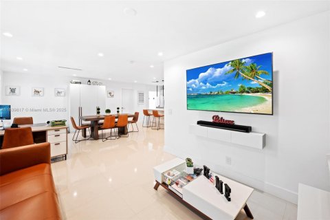 House in Miami, Florida 2 bedrooms, 101.45 sq.m. № 1830909 - photo 10
