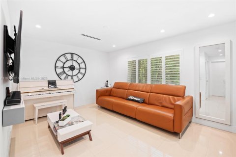 House in Miami, Florida 2 bedrooms, 101.45 sq.m. № 1830909 - photo 7