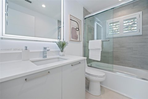 House in Miami, Florida 2 bedrooms, 101.45 sq.m. № 1830909 - photo 11