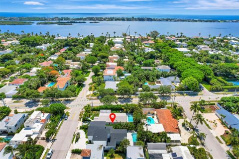 House in West Palm Beach, Florida 5 bedrooms, 267.93 sq.m. № 1888922 - photo 1