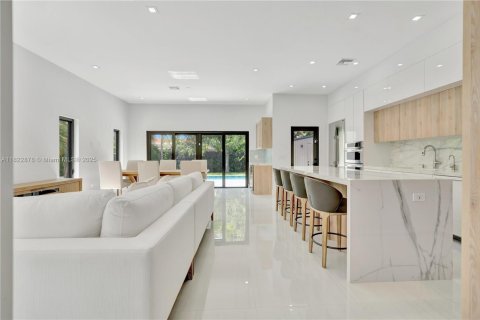 House in West Palm Beach, Florida 5 bedrooms, 267.93 sq.m. № 1888922 - photo 11