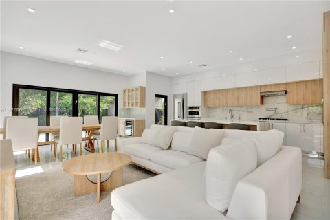 House in West Palm Beach, Florida 5 bedrooms, 267.93 sq.m. № 1888922 - photo 12