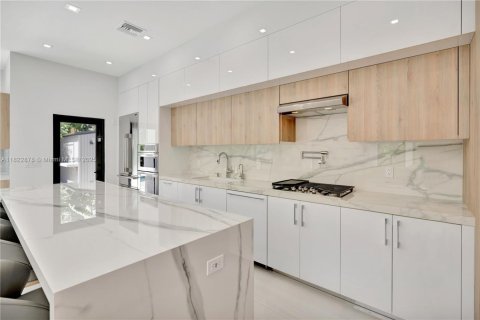 House in West Palm Beach, Florida 5 bedrooms, 267.93 sq.m. № 1888922 - photo 10