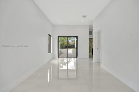 House in West Palm Beach, Florida 5 bedrooms, 267.93 sq.m. № 1888922 - photo 18