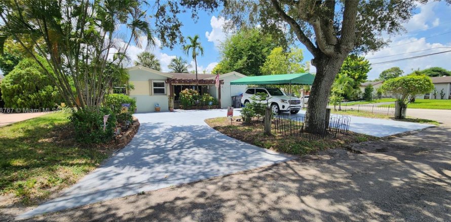 House in Hollywood, Florida 3 bedrooms, 141.49 sq.m. № 1892510