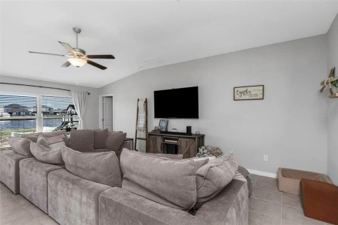 House in Sun City Center, Florida 4 bedrooms, 179.77 sq.m. № 1732287 - photo 13
