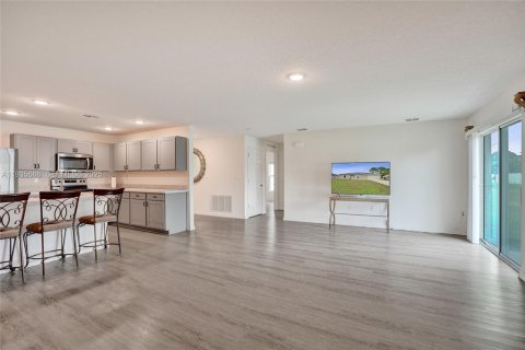 Casa en venta en Port St. Lucie, Florida, 5 dormitorios, 197.32 m2 № 1993859 - foto 17