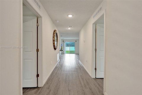 Casa en venta en Port St. Lucie, Florida, 5 dormitorios, 197.32 m2 № 1993859 - foto 9