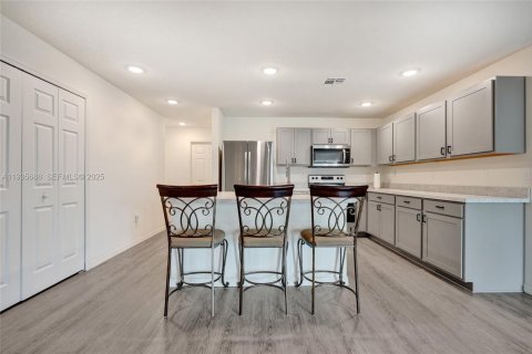 Casa en venta en Port St. Lucie, Florida, 5 dormitorios, 197.32 m2 № 1993859 - foto 16