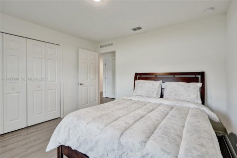 Casa en venta en Port St. Lucie, Florida, 5 dormitorios, 197.32 m2 № 1993859 - foto 30