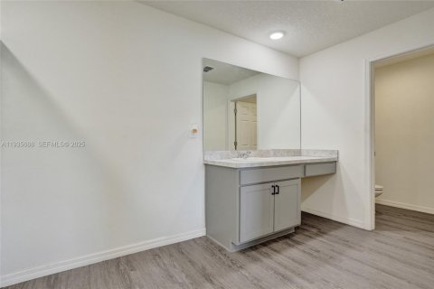 Casa en venta en Port St. Lucie, Florida, 5 dormitorios, 197.32 m2 № 1993859 - foto 23