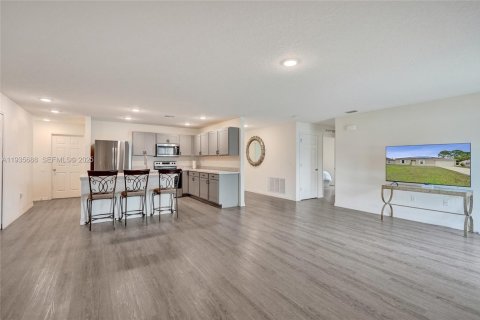 Casa en venta en Port St. Lucie, Florida, 5 dormitorios, 197.32 m2 № 1993859 - foto 10