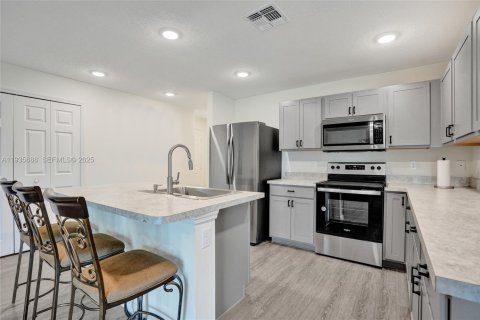 Casa en venta en Port St. Lucie, Florida, 5 dormitorios, 197.32 m2 № 1993859 - foto 14