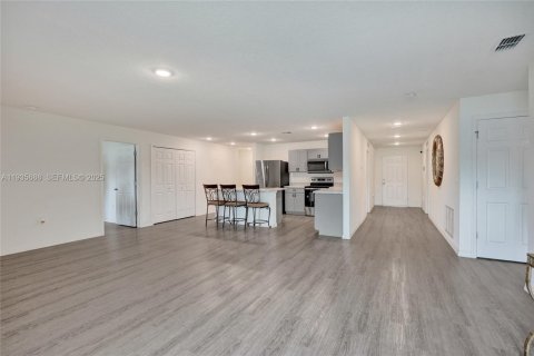 Casa en venta en Port St. Lucie, Florida, 5 dormitorios, 197.32 m2 № 1993859 - foto 11