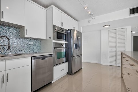 Condo in Miami Beach, Florida, 2 bedrooms № 2387827 - photo 8