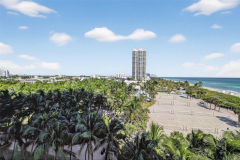 Condo in Miami Beach, Florida, 2 bedrooms № 2387827 - photo 4