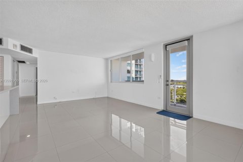 Condo in Miami Beach, Florida, 2 bedrooms № 2387827 - photo 14