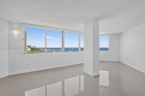 Condo in Miami Beach, Florida, 2 bedrooms № 2387827 - photo 20