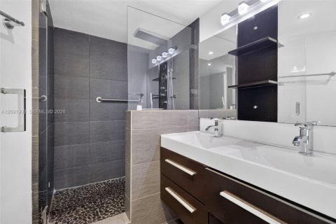 Condo in Miami Beach, Florida, 2 bedrooms № 2387827 - photo 26
