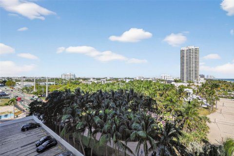Condo in Miami Beach, Florida, 2 bedrooms № 2387827 - photo 5