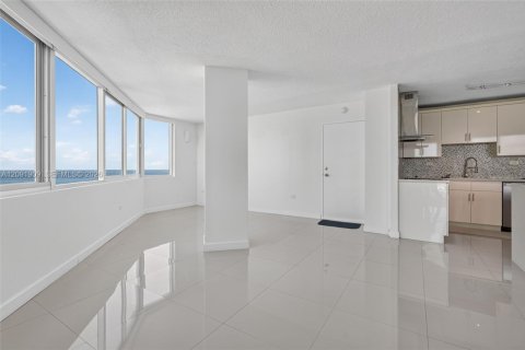 Condo in Miami Beach, Florida, 2 bedrooms № 2387827 - photo 21