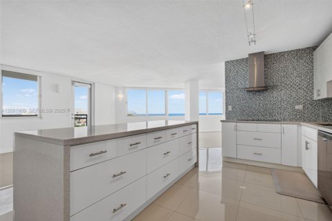 Condo in Miami Beach, Florida, 2 bedrooms № 2387827 - photo 12