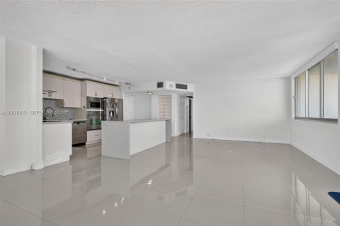 Condo in Miami Beach, Florida, 2 bedrooms № 2387827 - photo 16