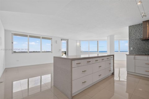 Condo in Miami Beach, Florida, 2 bedrooms № 2387827 - photo 7