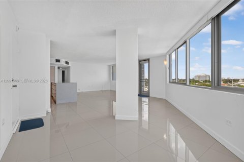 Condo in Miami Beach, Florida, 2 bedrooms № 2387827 - photo 13