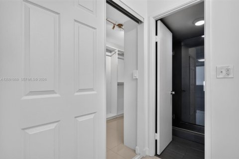 Condo in Miami Beach, Florida, 2 bedrooms № 2387827 - photo 30