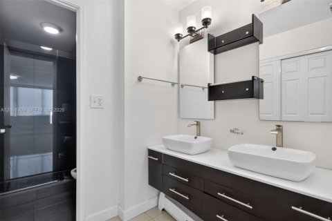 Condo in Miami Beach, Florida, 2 bedrooms № 2387827 - photo 17