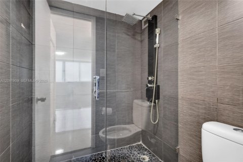 Condo in Miami Beach, Florida, 2 bedrooms № 2387827 - photo 27