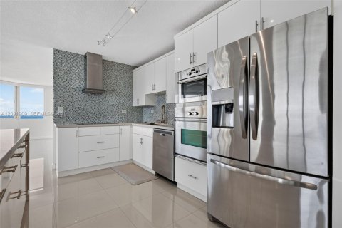 Condo in Miami Beach, Florida, 2 bedrooms № 2387827 - photo 10