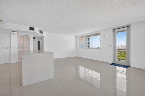 Condo in Miami Beach, Florida, 2 bedrooms № 2387827 - photo 15