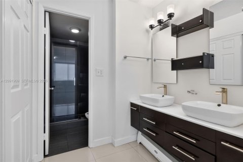Condo in Miami Beach, Florida, 2 bedrooms № 2387827 - photo 24