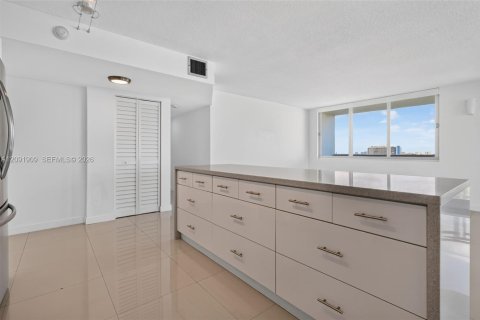 Condo in Miami Beach, Florida, 2 bedrooms № 2387827 - photo 11