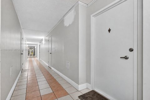 Condo in Miami Beach, Florida, 2 bedrooms № 2387827 - photo 23