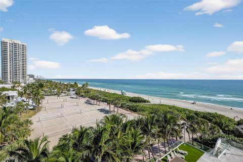Condo in Miami Beach, Florida, 2 bedrooms № 2387827 - photo 2