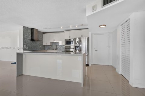 Condo in Miami Beach, Florida, 2 bedrooms № 2387827 - photo 6