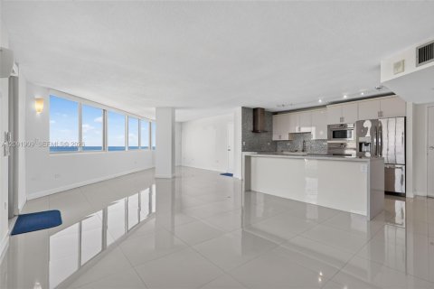 Condo in Miami Beach, Florida, 2 bedrooms № 2387827 - photo 9