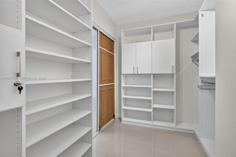 Condo in Miami Beach, Florida, 2 bedrooms № 2387827 - photo 29