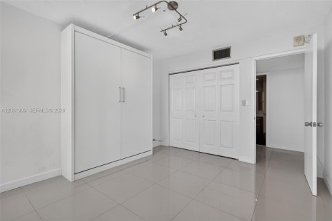Condo in Miami Beach, Florida, 2 bedrooms № 2387827 - photo 19