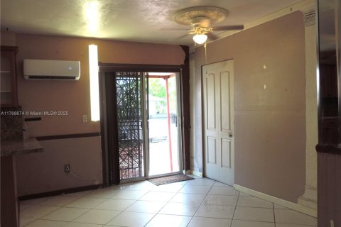 House in Miami, Florida 4 bedrooms, 183.95 sq.m. № 1729082 - photo 19
