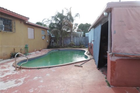 House in Miami, Florida 4 bedrooms, 183.95 sq.m. № 1729082 - photo 13