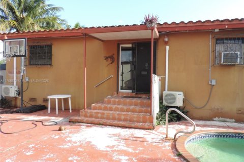 House in Miami, Florida 4 bedrooms, 183.95 sq.m. № 1729082 - photo 14