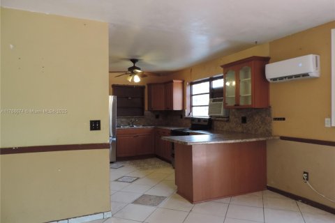 House in Miami, Florida 4 bedrooms, 183.95 sq.m. № 1729082 - photo 16