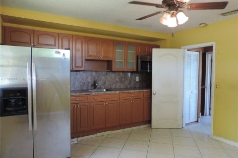 House in Miami, Florida 4 bedrooms, 183.95 sq.m. № 1729082 - photo 29
